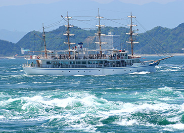 鳴門大橋と渦潮